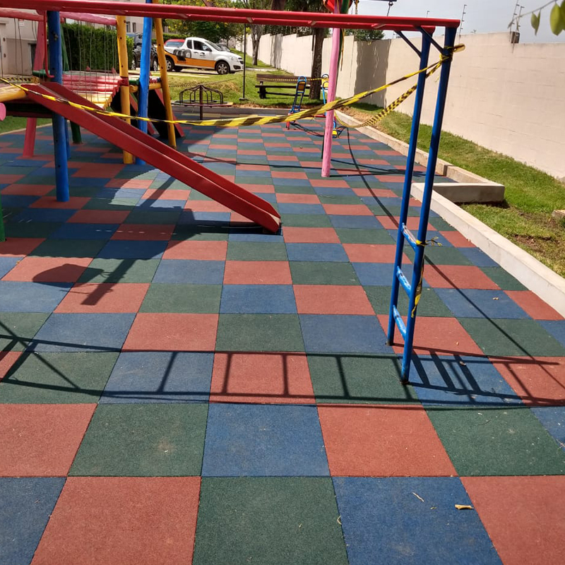 Piso para playground ao ar livre